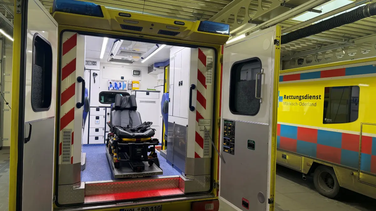 Blick in einen Rettungswagen in der Wache des Rettungsdienstes Märkisch-Oderland in Strausberg