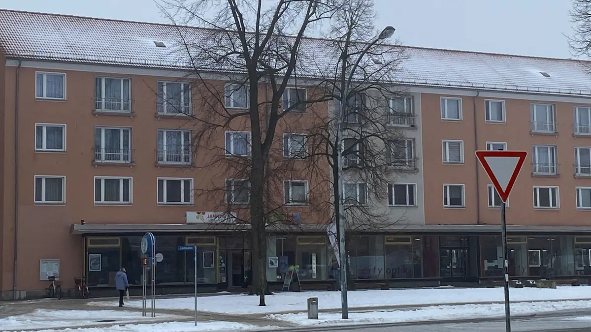 Haus mit Schneegitter: Obwohl dieses Wohnhaus kein steiles Dach aufweist, ist es mit einem Schneeschutz ausgerüstet. Es steht an der Puschkin-Straße in Eisenhüttenstadt.