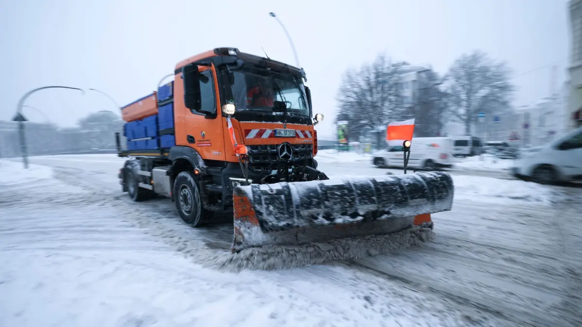 Winterdienst Hamburg: ARCHIV - 09.01.2026, Hamburg: Ein Räum-und Streufahrzeug der Stadtreinigung Hamburg schiebt Schnee von einer Straße am Hauptbahnhof. (zu dpa: «Hamburgs Stadtreinigung wegen Glättegefahr im Volleinsatz») Foto: Christian Charisius/dpa +++ dpa-Bildfunk +++