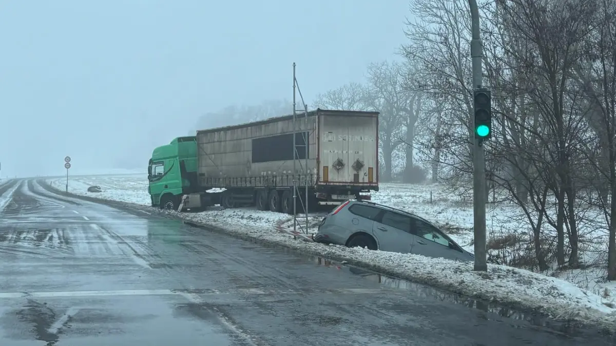 Auf glatter Straße rutschten am Dienstagmorgen auf der B112 zwischen Booßen und Markendorf ein Lkw und ein Pkw in den Graben. Menschen wurden bei dem Unfall nicht verletzt.