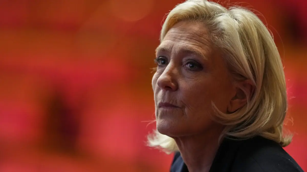 Marine Le Pen: ARCHIV - 16.10.2025, Frankreich, Paris: Marine Le Pen, Fraktionsvorsitzende des Rassemblement National (RN) verfolgt die Debatten vor einem Misstrauensvotum in der Nationalversammlung. (zu dpa: «Le Pen kämpft in Schicksalsprozess um politische Zukunft») Foto: Thibault Camus/AP/dpa +++ dpa-Bildfunk +++