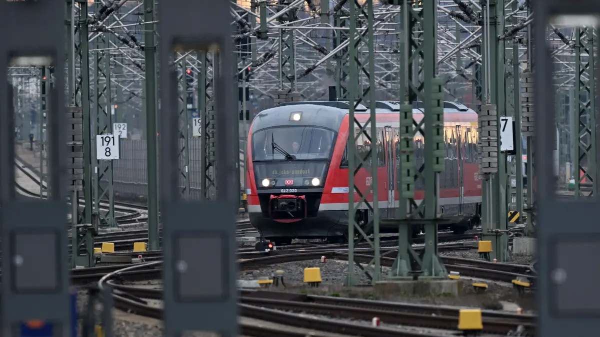 Regionalzüge fahren während des GDL-Streiks in den Erfurter Hauptbahnhof. Die Gewerkschaft Deutscher Lokomotivführer (GDL) hat im Tarifstreit bei der Deutschen Bahn im Personen- und im Güterverkehr zu einem weiteren, diesmal jeweils 24-stündigen Streik aufgerufen. +++ dpa-Bildfunk +++