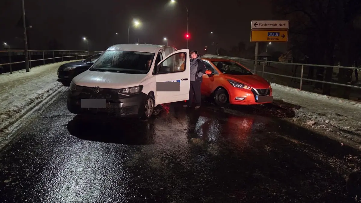 Glatteis in Fürstenwalde: Dienstagmorgen stießen an der Seelower Straße zwei Autos zusammen.