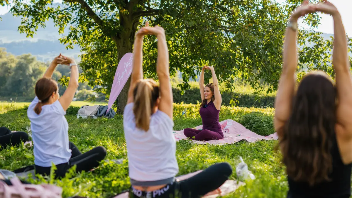 Yoga im Bildungsurlaub: ARCHIV - 20.09.2024, Baden-Württemberg, Freiburg: Yoga-Lehrerin Lucia Linder (2.v.r.) leitet Teilnehmerinnen während einer Yoga-Übung an. (zu dpa: «Weniger als ein Prozent nimmt Bildungsurlaub») Foto: Philipp von Ditfurth/dpa +++ dpa-Bildfunk +++