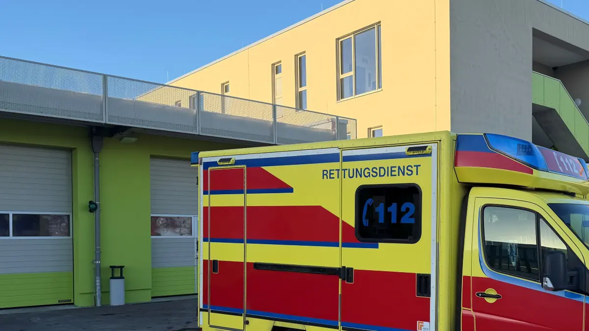 Zwei Rettungswagen vom Rettungsdienst Märkisch-Oderland stehen vor der Wache in Strausberg.