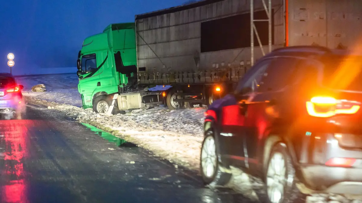 Winterwetter in Brandenburg: 13.01.2026, Brandenburg, Frankfurt (Oder): Ein Lastwagen ist am frühen Morgen auf einer vereisten Straße von der Fahrbahn abgekommen. Glatte Straßen sorgen für Unfälle in Brandenburg. Bis zum frühen Morgen lag die Unfallzahl im unteren zweistelligen Bereich, wie der Lagedienst der Polizei mitteilte. Zunächst handelte es sich dabei vor allem um Blechschäden. Foto: Patrick Pleul/dpa +++ dpa-Bildfunk +++