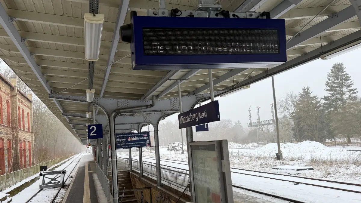 Bahnhof Müncheberg: Schnee und Eisglätte haben in den vergangenen Tagen in vielen Teilen Deutschlands zu Behinderungen auch des Bahnverkehrs geführt. Auch auf der RB26 kam es zu Beeinträchtigungen. Doch der Winter war nicht allein schuld. Woran es noch gelegen hat und wie es weitergeht.