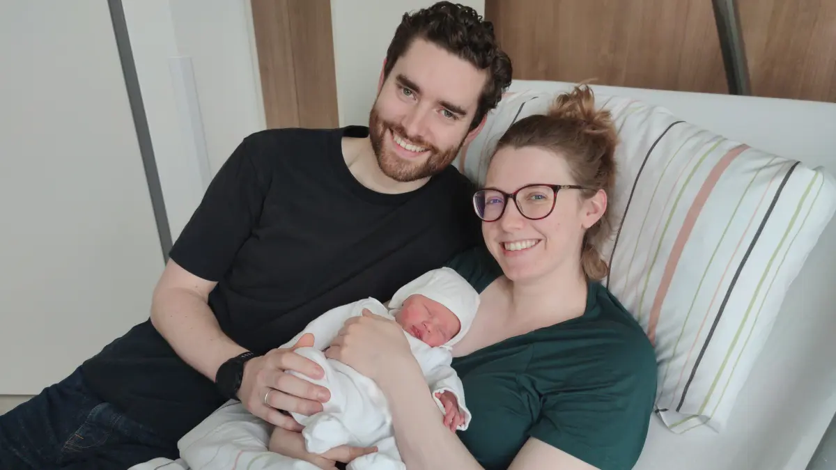 Die frischgebackenen Eltern Lena und Frazer Carroll mit ihrem Neujahrsbaby James in der Immanuel Klinik Rüdersdorf.
