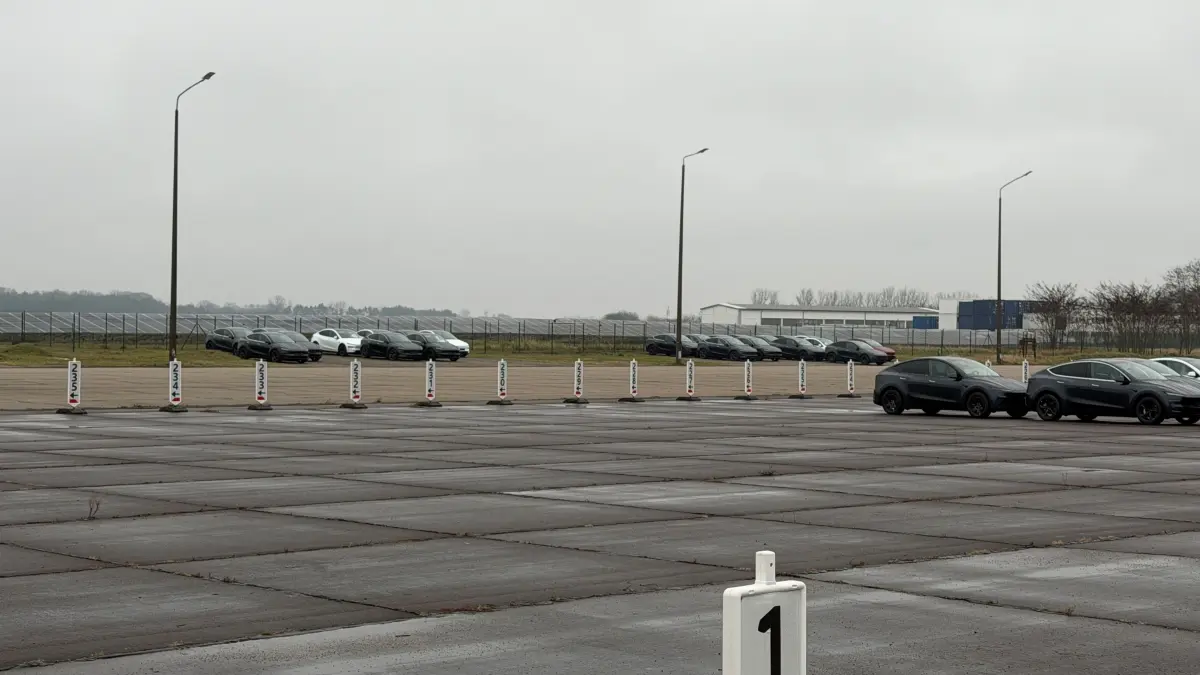 Nur noch wenige Fahrzeuge stehen kurz vor Weihnachten auf dem Flugplatzgelände in Neuhardenberg, wie ein Bild eines Besuchers der Weihnachtsmann-Landung am 29. November 2025 zeigt. Welchen Grund hat das?