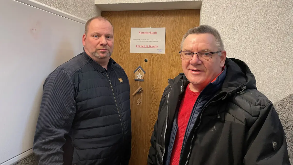 Notunterkunft in Letschin: Sven Höse vom Ordnungsamt und Bürgermeister Michael Böttcher zeigen die Einrichtung, die 20 in Not geratenen Menschen für drei Monate eine solide Unterkunft bieten kann.