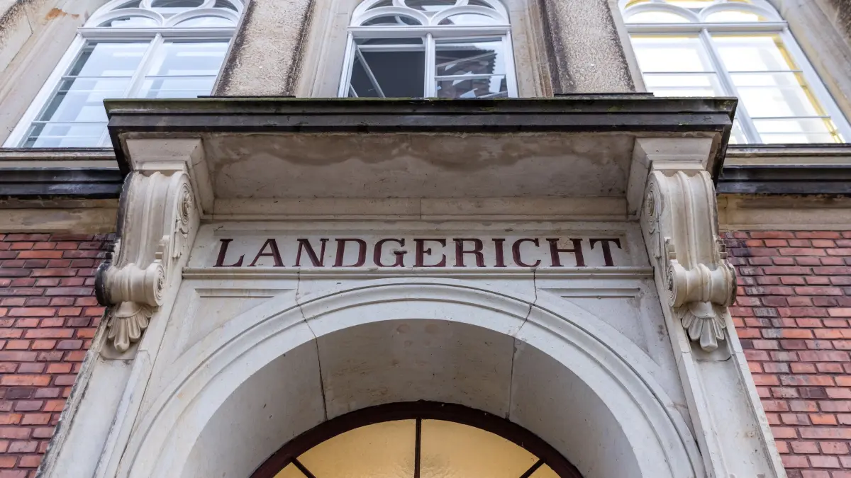 Prozess am Landgericht Cottbus wegen Mordes an einem Polizisten: Der Eingang zum Landgericht Cottbus. Hier beginnt heute ein Prozess wegen Mordes an einem 32jährigen Polizisten. Bei einem Einsatz gegen mutmaßliche Autodiebe vor einem Jahr in Lauchhammer war dieser von einem Fahrzeug erfasst worden und noch am Einsatzort gestorben.