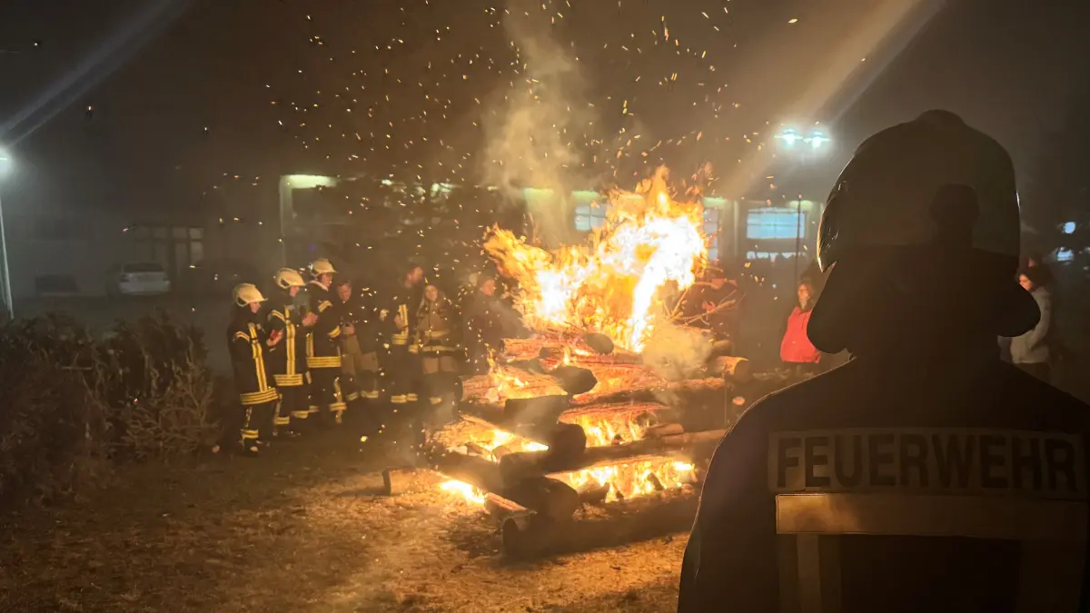 Tradition am Wasserturm in Müncheberg. Die Feuerwehr lädt am Samstag, 17. Januar, ab 17 Uhr zum Weihnachtsbaumverbrennen ein.