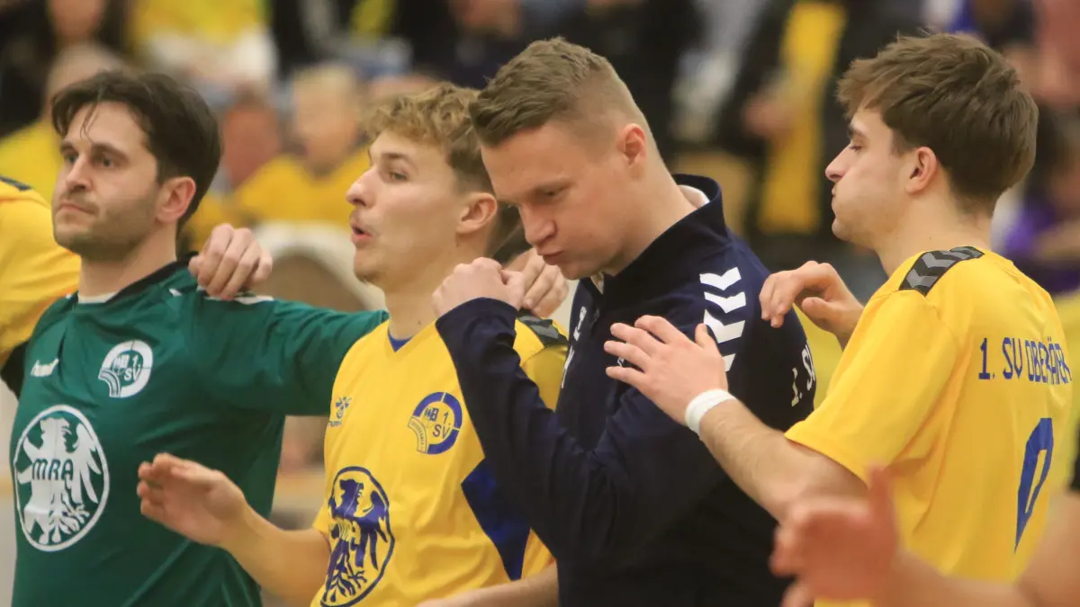 Mit der Siegerfaust: Philipp Koslitz vom1. SV Oberkrämer 11, Trainer beim Oberhavel-Masters
