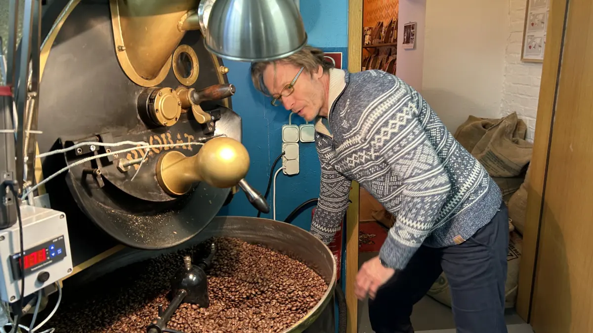 Röster Dierk Schlütter hat seit zehn Jahren Erfahrung. Wie schmeckt sein Kaffee in Wandlitz-Lanke?
