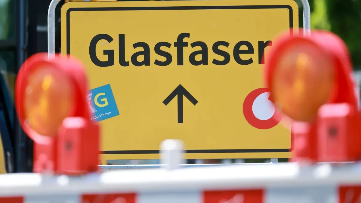 Glasfaserausbau: ARCHIV - 19.06.2025, Thüringen, Erfurt: Ein Schild mit der Aufschrift "Glasfaser" steht beim Baustart für den Glasfaserausbau durch Vodafone an einer Baustelle. (zu dpa: «Glasfaser für Zehntausende Haushalte in Sicht») Foto: Michael Reichel/dpa +++ dpa-Bildfunk +++
