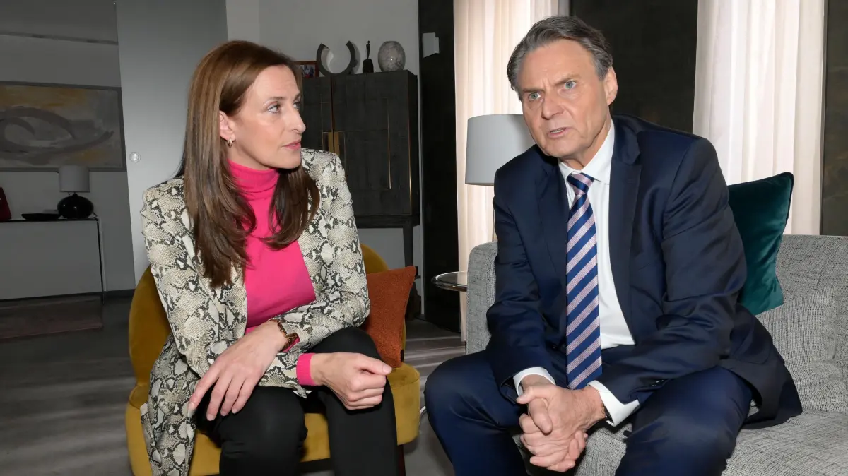 Katrin (Ulrike Frank) ist überrascht, als Gerner (Wolfgang Bahro) ihren Rückzug aus der Bank erbittet.