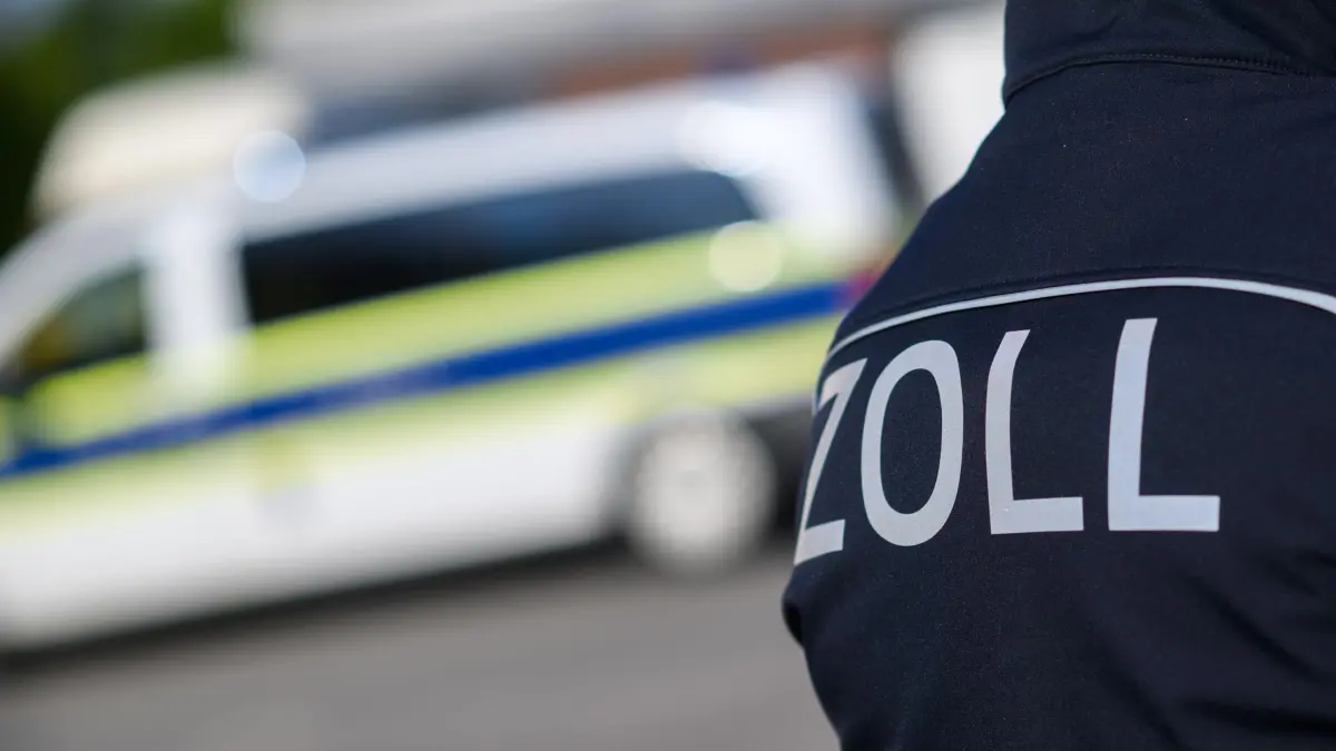 Zoll - Symbolbild: ARCHIV - 23.04.2024, Niedersachsen, Garbsen: Zollbeamte stehen bei einer Kontrolle von Schwarzarbeit in einem Neubaugebiet in der Region Hannover. (zu dpa: «Großrazzia gegen Schwarzarbeit in Nagelstudios») Foto: Julian Stratenschulte/dpa +++ dpa-Bildfunk +++