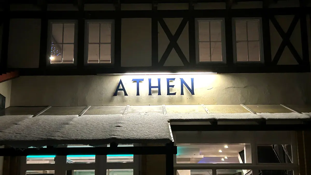 Lichtstrahl auf den neuen Namen: In Eberswalde steht das griechische Restaurant Athen kurz vor der Eröffnung. Das Lokal wird an einer bekannten Adresse betrieben.