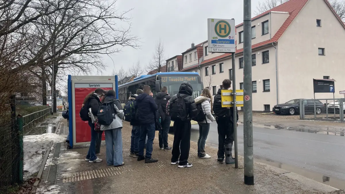 Schüler und Schülerinnen des Friedrich-Schiller-Gymnasiums warten auf den 727 um 14.45 Uhr an der Haltestelle Königs Wusterhausen Sportplatz.