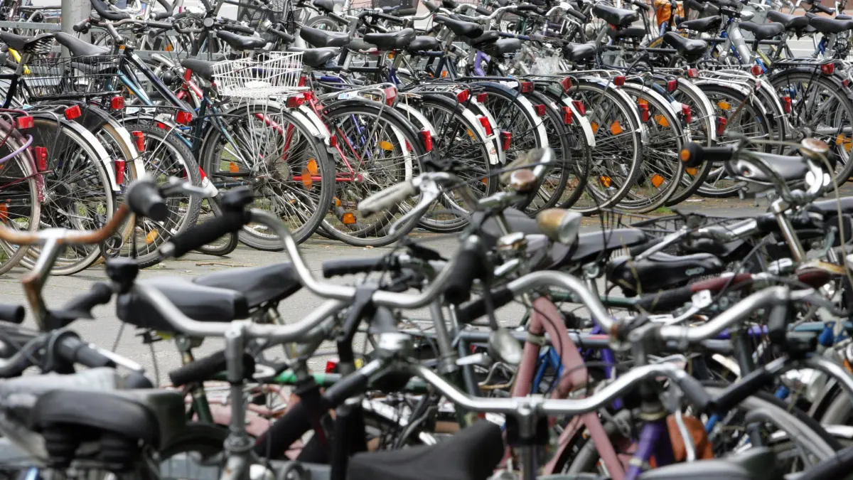 So viele Fahrräder suchen in Strausberg wohl noch keinen sicheren Abstellplatz. Aber wenn mehr Menschen als bisher aufs Rad umsatteln sollen, dann brauchen sie entsprechende Parkplätze am Wohn- und Zielort. (Symbolbild)