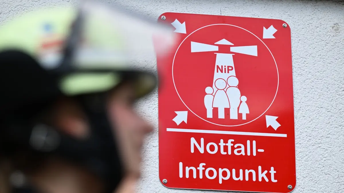Notfall-Infopunkt in Friedrichsdorf: ARCHIV - 25.07.2025, Hessen, Friedrichsdorf-Köppern: Ein Hinweisschild mit der Aufschrift «Notfall-Infopunkt» und einem sogenannten Katastrophenschutzleuchtturm ist am Gebäude der Freiwilligen Feuerwehr Köppern angebracht. Die Feuerwehr ist Anlaufstelle für die Bevölkerung im Falle einer Katastrophe wie einem Blackout. (zu dpa: «Hessen setzt auf Warnapps und Leuchttürme im Krisenfall») Foto: Arne Dedert/dpa +++ dpa-Bildfunk +++