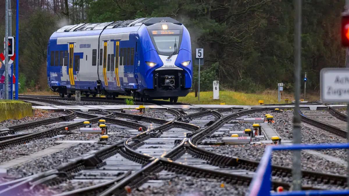 Ein Zug mit Wasserstoffantrieb der Niederbarnimer Eisenbahn (NEB) ist auf der Linie der Heidekrautbahn am Bahnhof in Basdorf angekommen. Zum Fahrplanwechsel am 15. Dezember 2024 sind in Brandenburg erstmals auch Züge mit Wasserstoffantrieb in Betrieb genommen worden. Sie fahren unter anderem auf der sogenannten Heidekrautbahn zwischen Berlin und Groß Schönebeck beziehungsweise Schmachtenhagen. (zu dpa: «Erste Bilanz: Wasserstoffbetrieb auf Heidekrautbahn läuft») +++ dpa-Bildfunk +++