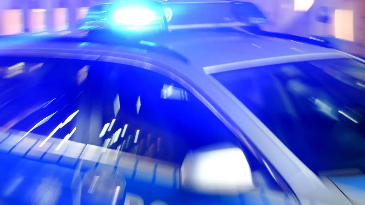 Polizei im Einsatz: ARCHIV - 06.08.2015, Schleswig-Holstein, Flensburg: Ein Streifenwagen der Polizei steht mit eingeschaltetem Blaulicht auf der Straße. (zu dpa: «Mit 100 km/h durch Worms – Polizei sucht Zeugen») Foto: Carsten Rehder/dpa +++ dpa-Bildfunk +++