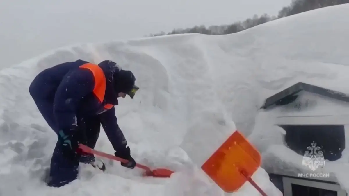 This grab from a handout footage released by the Russian Ministry of Emergency Situations on January 15, 2026, shows Russian rescuers digging houses out from deep snow in the far-east Kamchatka region. Local emergency services declared an emergency situation amid a record snowstorm and said that two people have died over the past 24 hours due to "roof avalanches". Classes were cancelled in schools and many businesses switched to remote working. (Photo by Handout / RUSSIAN EMERGENCY SITUATIONS MINISTRY / AFP) / RESTRICTED TO EDITORIAL USE - MANDATORY CREDIT "AFP PHOTO / Russian Ministry of Emergency Situations" - HANDOUT - NO MARKETING NO ADVERTISING CAMPAIGNS - DISTRIBUTED AS A SERVICE TO CLIENTS