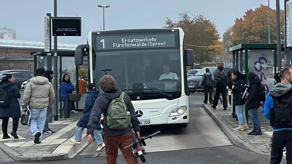 Kein RE1 in Erkner: Bus statt Bahn