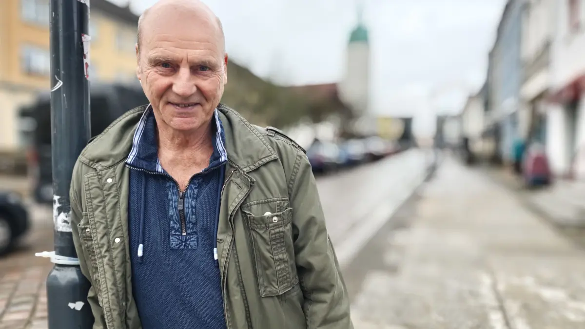 Beppo Küster vor dem alten Rathaus Fürstenwalde. Der Entertainer begann seine Karriere in der DDR. Jetzt blickt er auf sein künstlerisches Leben zurück.