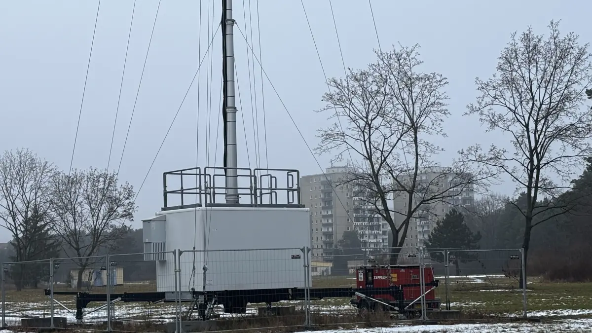 Was hat es mit der provisorischen Antennenanlage auf der Abrissfläche der Mittelschleuse in Eisenhüttenstadt auf sich?