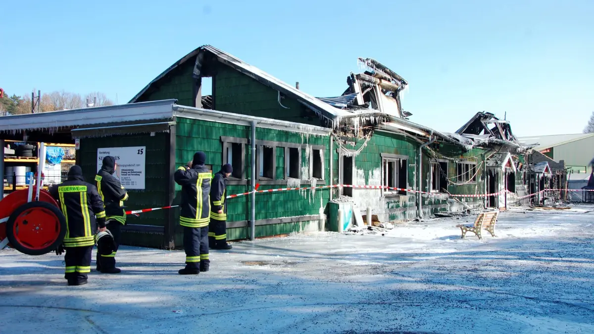 (ohne Überschrift): Brand im Gewerbegebiet Mühlenbeck, Schlosserei und anderes, zwei Gebäude, 28. 2., 19.20 Uhr bis 1.3., 12.30 Uhr, 70 Feuerwehrleute im Einsatz, Mühlenbecker Land komplett, dazu Birkenwerder, Hohen Neuendorf und Glienicke, viele Einsatzfahrzeuge, zwei Drehleitern,
Am Jägerhof
Foto: Weißapfel
ora-180302-lsb-mühla-brand1-jägerhof-hw-kw1809