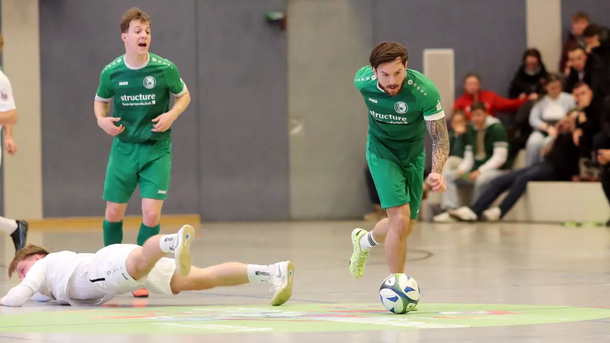 Schwedt, 10.01.26, 24. energy Cup des FC Schwedt, Maximilian Knorr (rechts)