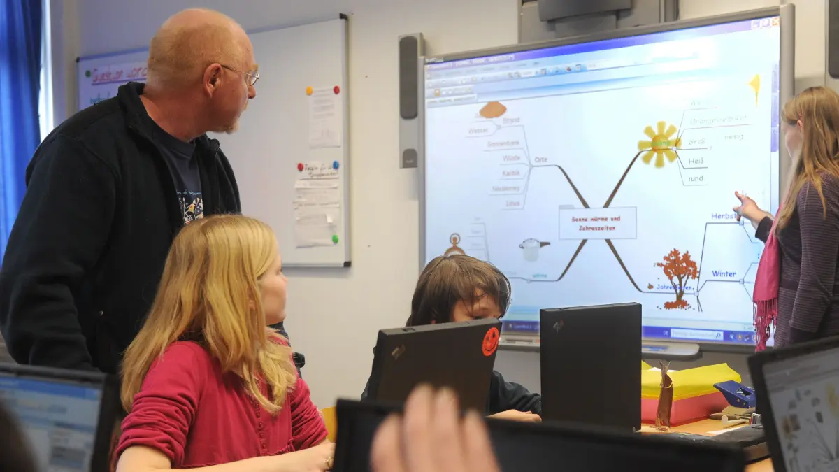 Mit Hilfe eines elektronischen "Smartboards" führt Paul Sauerland am Donnerstag (10.02.2011) in der Gesamtschule Emsland in Lingen (Kreis Emsland) den naturwissenschaftlichen Unterricht in einer sechsten Klasse durch. Als Ende der "Kreidezeit" bezeichnet die Gesamtschule den Abbau ihrer klassischen Wandtafeln und den Austausch zu computergesteuerten Smartboards. Per Touschscreen kann hier der Unterricht sehr viel facettenreicher und illustrativer erfolgen. Die Schüler können dabei mit ihren Schul-Laptops interaktiv in das elektronische Tafelbild eingreifen. Foto: Ingo Wagner dpa/lni (Zu lni 0729 vom 10.02.2011) ++ +++ dpa-Bildfunk +++