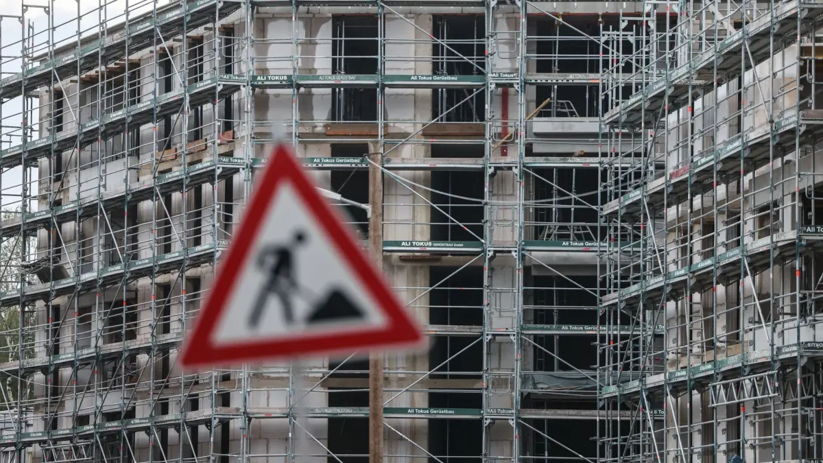 Wohnungsbau in Köln: ARCHIV - 08.07.2025, Nordrhein-Westfalen, Köln: Gerüste stehen auf der Baustelle für ein Wohngebäude. (zu dpa: «Studie: 376.000 Wohnungen fehlen in NRW») Foto: Oliver Berg/dpa +++ dpa-Bildfunk +++