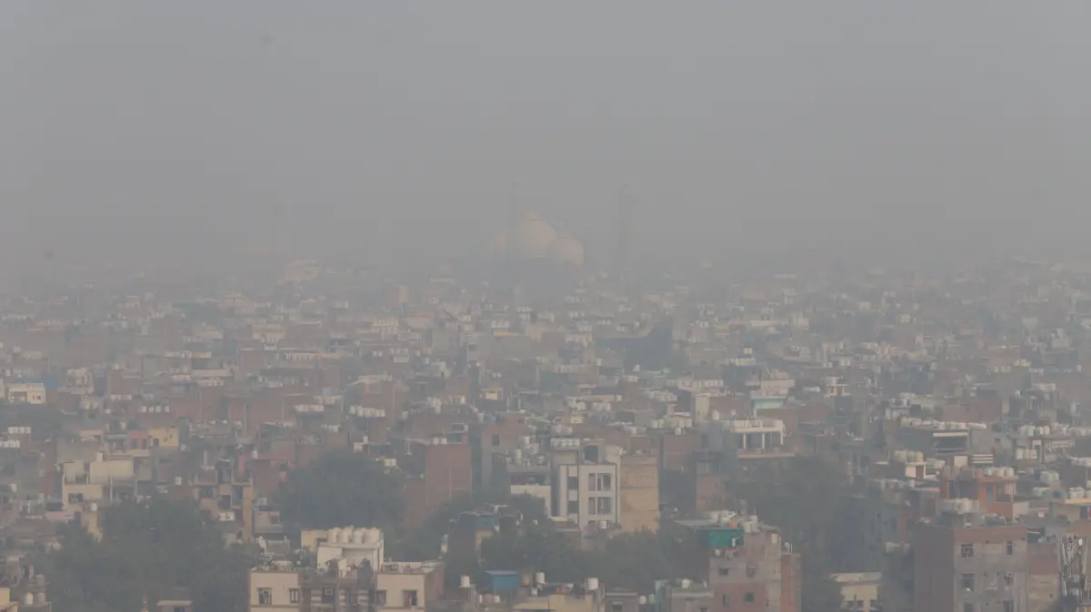 Dichter Smog bedeckt die Skyline, hüllt die Jama Masjid Moschee ein und beschränkt die Sicht auf Alt-Delhi. +++ dpa-Bildfunk +++