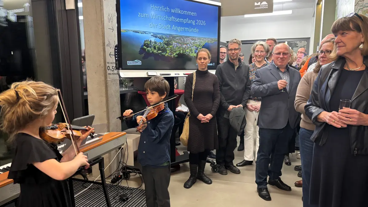 Wirtschaftsempfang 2026 in Angermünde: Zur Begrüßung musizieren Kinder der Uckermärkischen Musik- und Kunstschule Angermünde. Sie ist eine Schmiede junger Talente, die auch oft bei Veranstaltungen der Stadt auftreten.