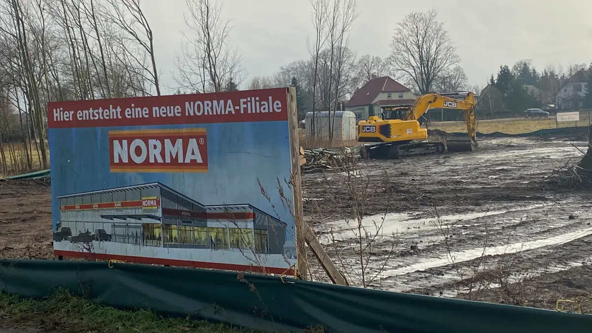 Bagger auf Baufeld für den neuen Norma-Markt in Manschnow