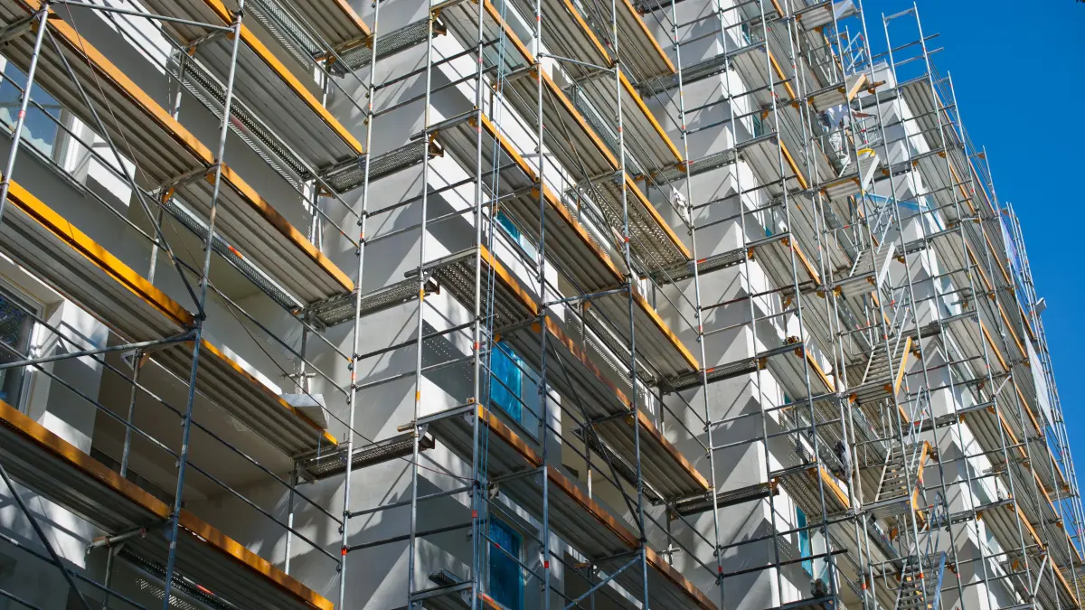 ARCHIV - 28.08.2014, Niedersachsen, Hannover: Ein Gerüst bedeckt die Fassade eines Wohnblocks. (zu dpa: "Bericht: Bundesgeld für Wohnungsbau soll zweckgebunden werden" vom 15.09.2018) Foto: Ole Spata/dpa +++ dpa-Bildfunk +++