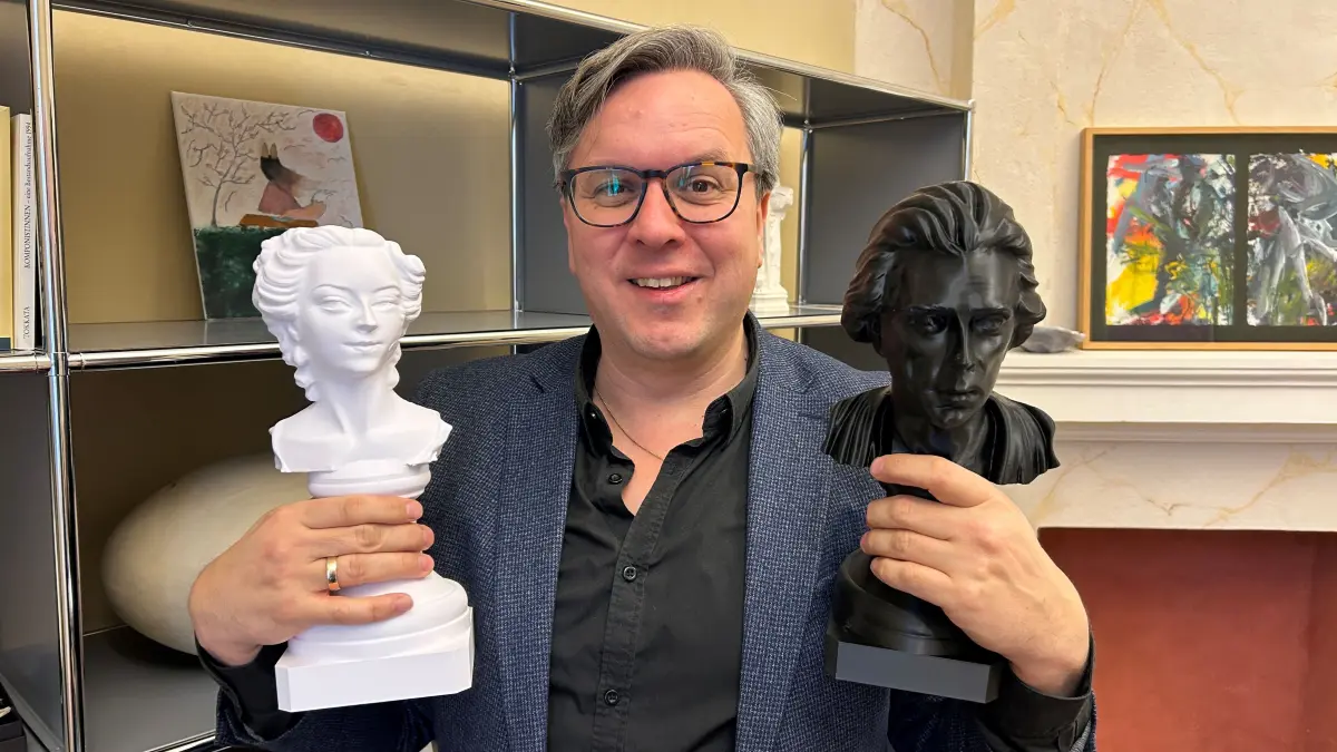 Neue Freunde: Jelle DIerickx, der künstlerische Leiter der Kammeroper Schloss Rheinsberg, mit Schachfiguren von Prinz Heinrich und Prinzessin Wilhelmine
