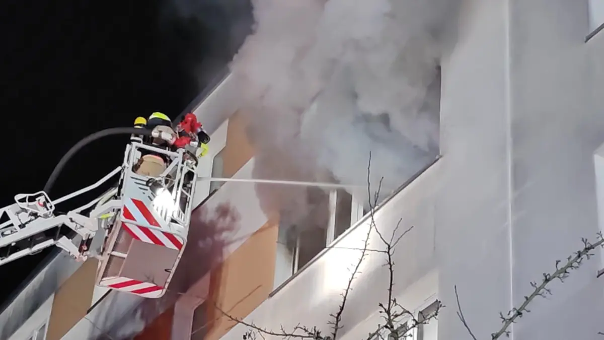 Brand in Fürstenwalde: Über eine Drehleiter mit Korb und unter Atemschutz beginnen Einsatzkräfte mit der Brandbekämpfung.