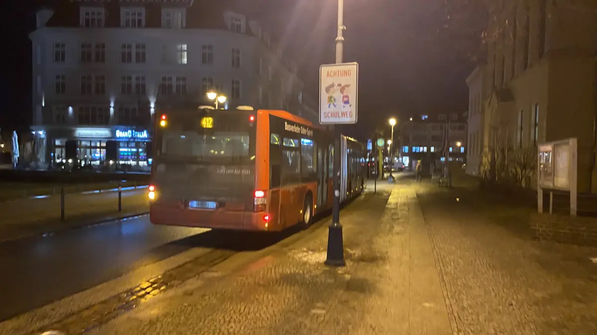 Wer den Bus nur von hinten sieht, hat nicht so viel Freude: die Linie 412 am Stern in Fürstenwalde, hier mit vier Minuten Verspätung.