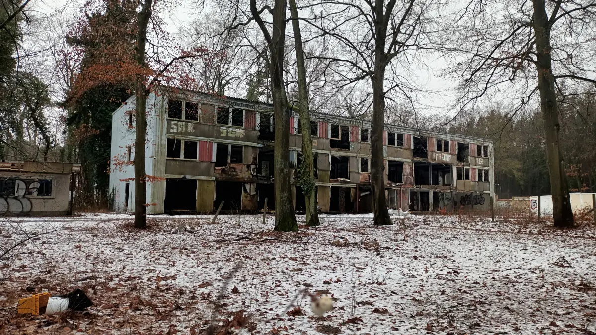Die heruntergekommenen ehemaligen Bürogebäude in Strausberg sollen einem neuen Wohnquartier weichen: Interessierte können sich an dem Vorhaben beteiligen.
