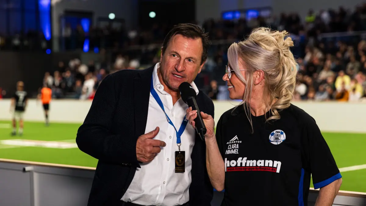 Gefragter Interviewpartner: Präsident Mark-André Krüge vorm Mikrofon von Moderatorin Clara Himmel.