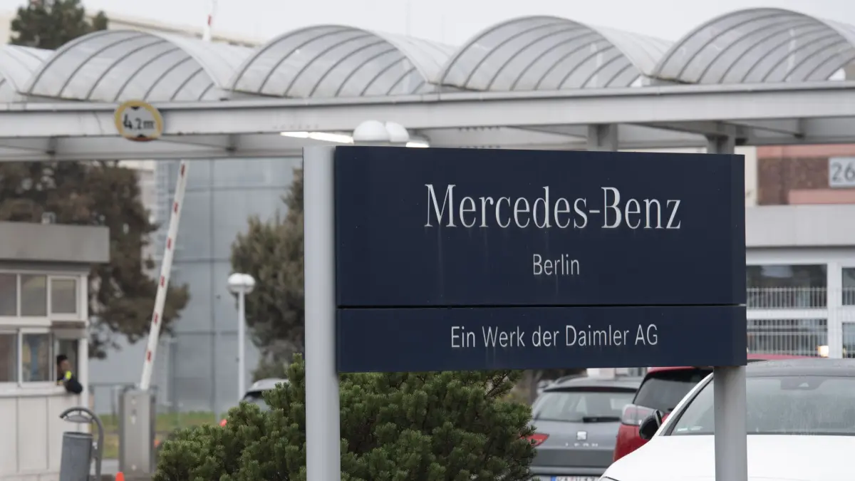 Die Zufahrt zum Mercedes-Benz-Werk in Berlin-Marienfelde. Immer wieder war die Zukunft des Werks in den letzten Jahren angesichts des Transformationsprozesses ungewiss.