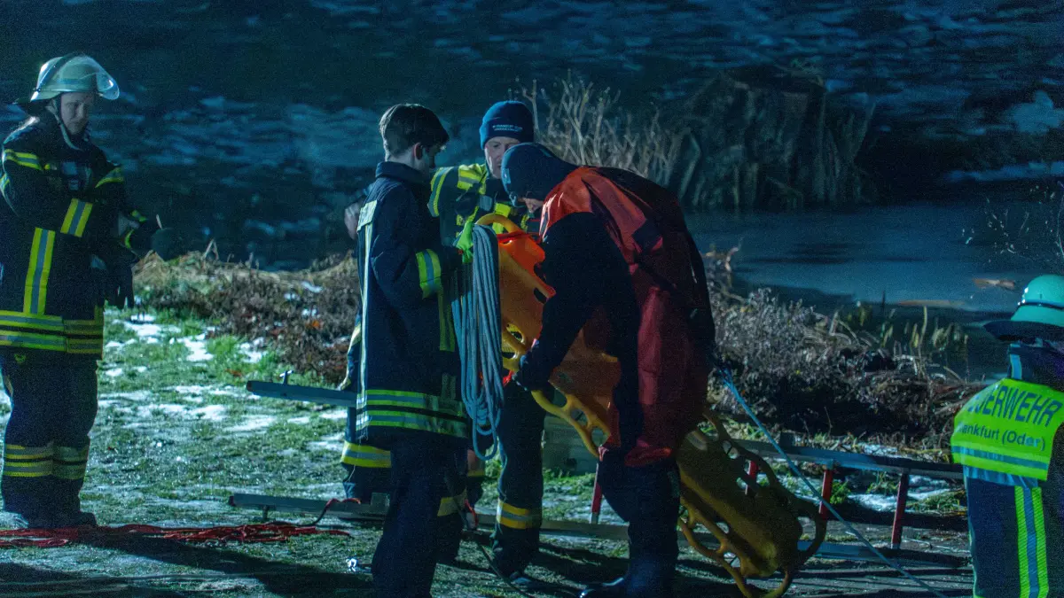 Die Feuerwehr rückte in der Nacht nach Güldendorf zum zugefrorenen Güldendorfer See aus. Was der Grund war.