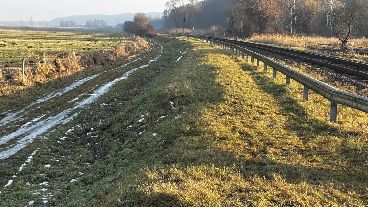 Neue Planung: Nach der Absage der Bahn, den Radweg von Falkenberg nach Bad Freienwalde auf dem Wirtschaftsweg auf dem Bahndamm links des Gleises verlaufen zu lassen, hat das Amt Falkenberg-Höhe eine neue Lösung im Blick.