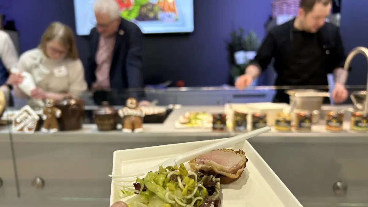 Kostenlos auf der Grünen Woche in Berlin sind Probier-Häppchen wie dieses Schweinefilet mit Honigkruste aus dem Kochstudio der Brandenburghalle, aber reichen sie mit dem Budget der Testerin aus, um satt zu werden?
