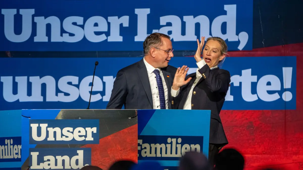 Wahlkampfauftakt AfD Rheinland-Pfalz: 16.01.2026, Rheinland-Pfalz, Idar-Oberstein: Die Bundesvorsitzenden der Alternative für Deutschland (AfD) Alice Weidel (r) und Tino Chrupalla herzen sich nach der Wahlkampfauftaktveranstaltung der AfD Rheinland-Pfalz. Foto: Harald Tittel/dpa +++ dpa-Bildfunk +++