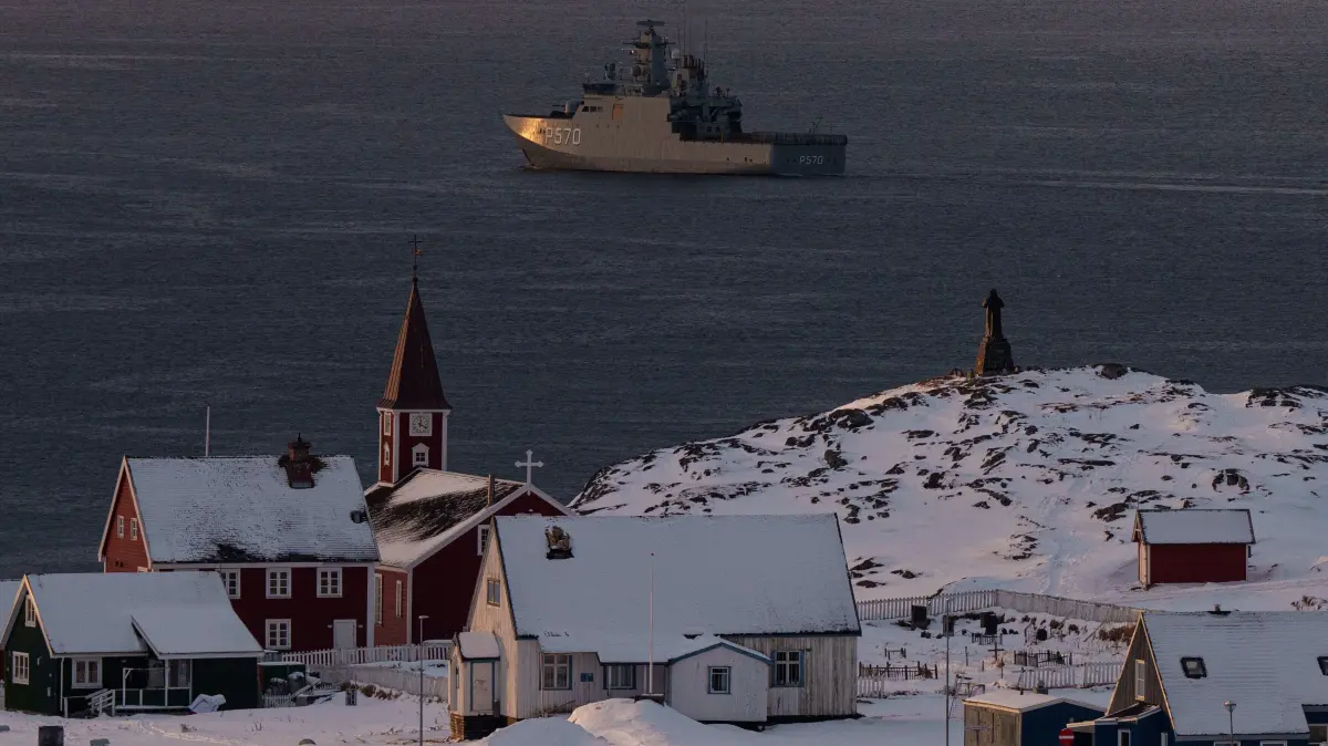 Das Militärschiff HDMS Knud Rasmussen der Königlich Dänischen Marine patrouilliert in der Nähe von Nuuk. +++ dpa-Bildfunk +++